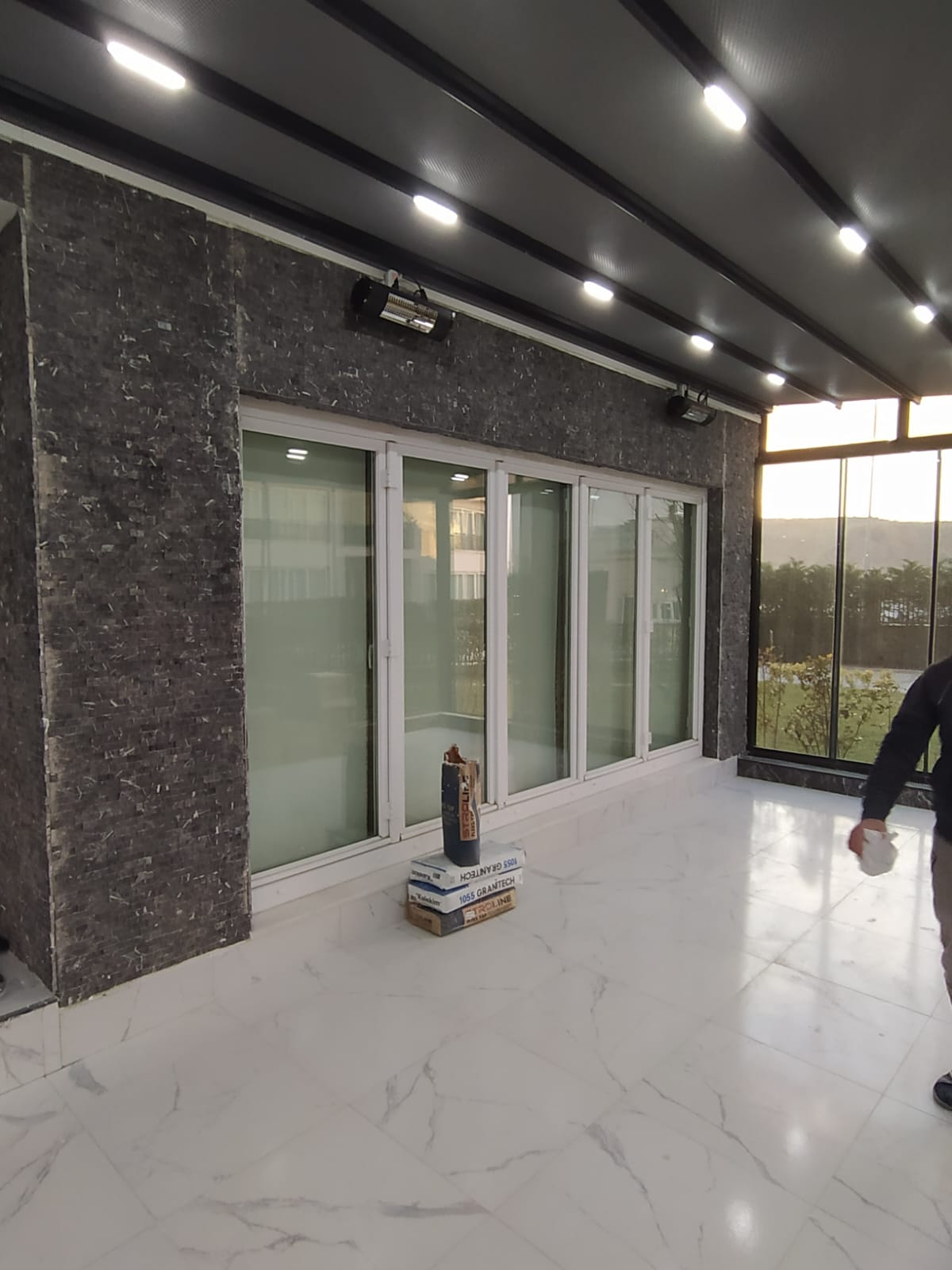 "Profesyonel fayans uygulamasıyla yenilenmiş modern bir banyo"